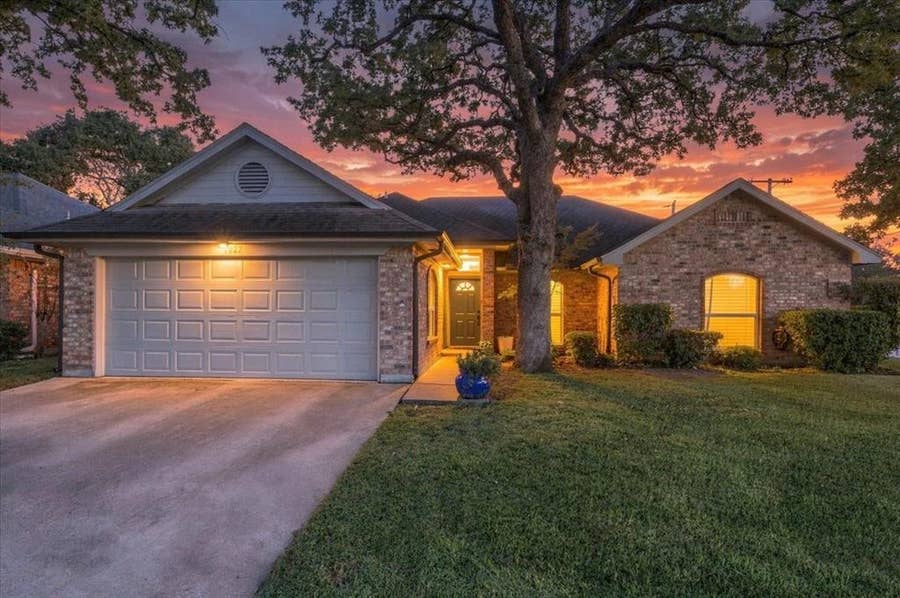 Property photo for 1027 Hunter Ridge Drive, Arlington, TX
