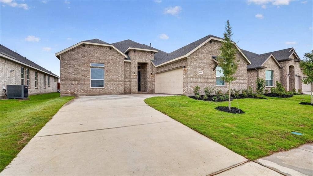 10413 SUNSET SHORE Drive, Grand Prairie, TX 76065 Front Elevation