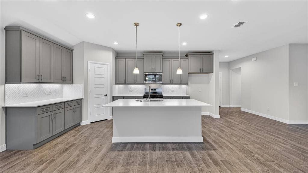 10425 SUNSET SHORE Drive, Grand Prairie, TX 76065 10425 SUNSET SHORE Drive, Grand Prairie, TX 76065