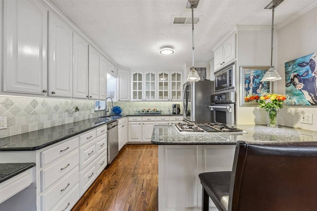 2110 Cooper Drive, Irving, TX 75061 2110 Cooper Drive, Irving, TX 75061