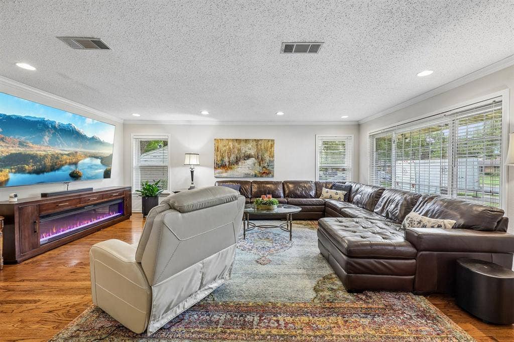 2110 Cooper Drive, Irving, TX 75061 2110 Cooper Drive, Irving, TX 75061