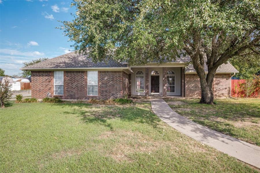 Property photo for 1001 Hunters Court, Sanger, TX