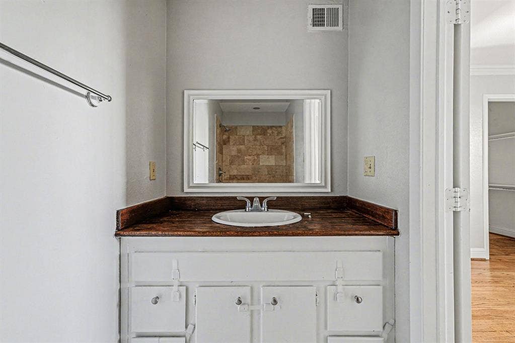 5222 Fleetwood Oaks Avenue, #111, Dallas, TX 75235 5222 Fleetwood Oaks Avenue, #111, Dallas, TX 75235