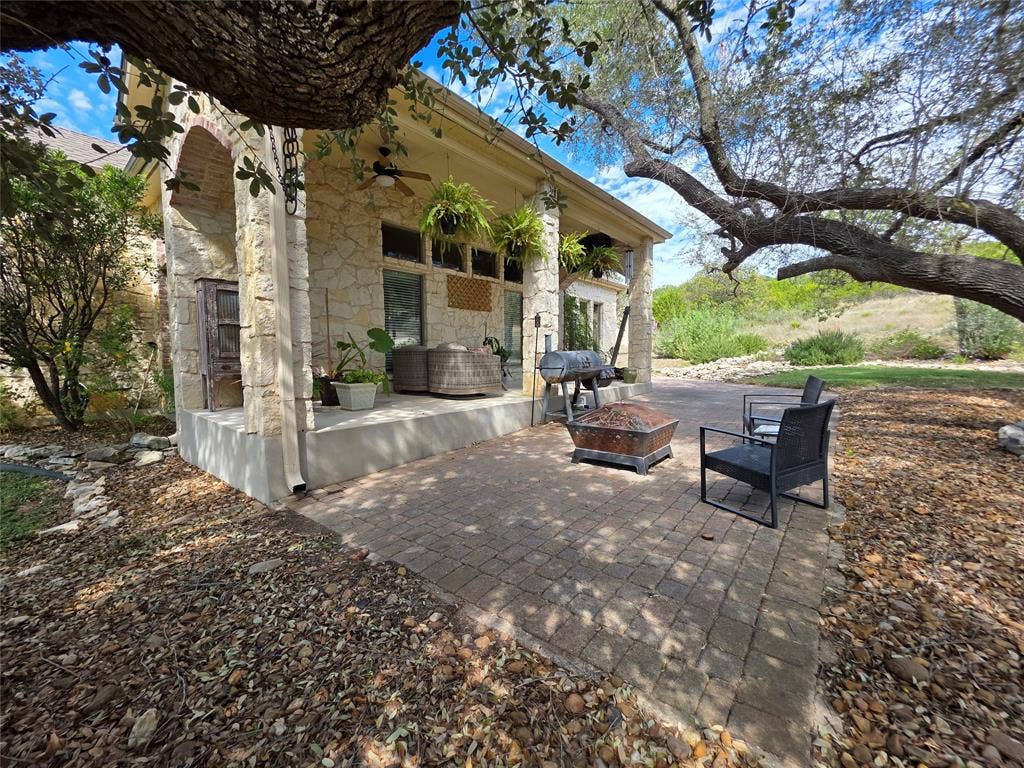 558 Mystic Shores Boulevard, Spring Branch, TX 78070 Side patio off living room