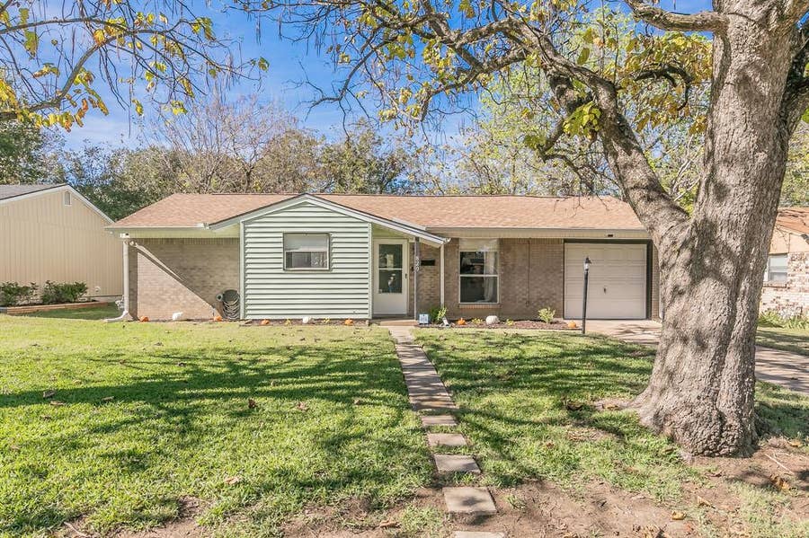 Property photo for 820 SW Southridge Drive, Burleson, TX