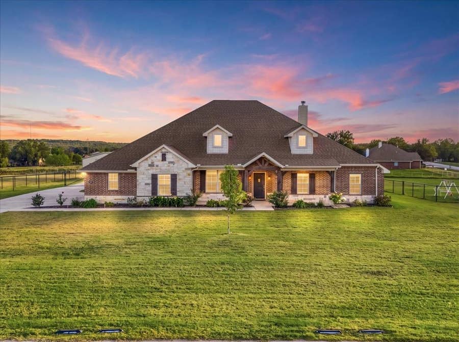 Property photo for 1004 Northern Oaks Court, Springtown, TX
