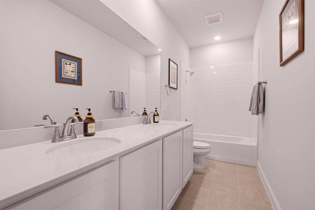 2517 Lafayette Drive, Rowlett, TX 75088 2nd floor shared full bath