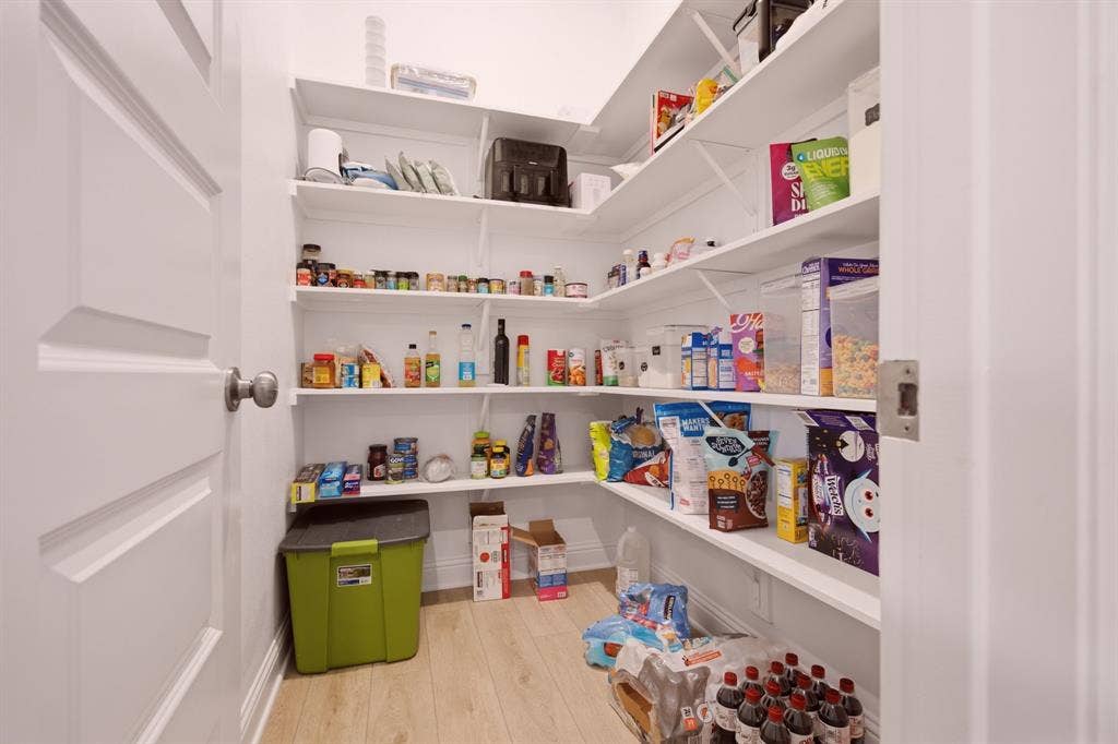 2517 Lafayette Drive, Rowlett, TX 75088 Large walk-in pantry