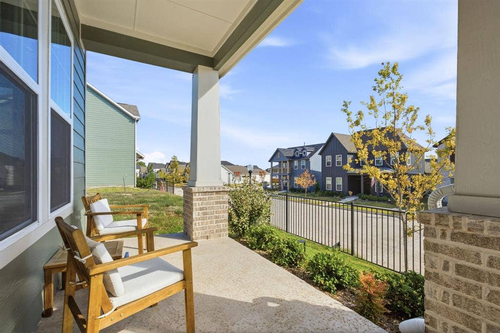 2517 Lafayette Drive, Rowlett, TX 75088 Covered front porch