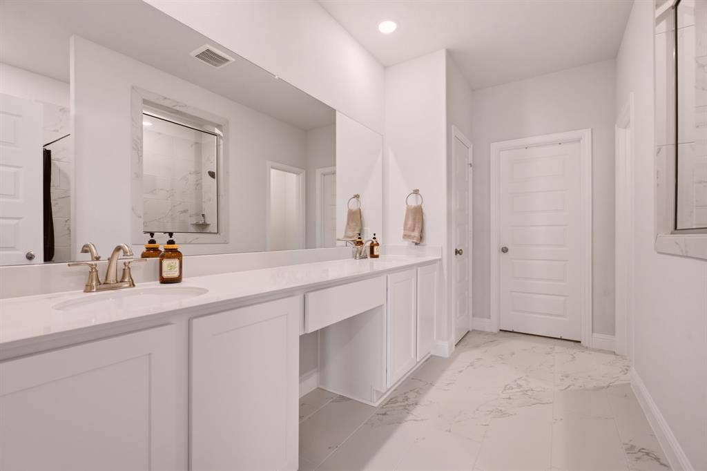 2517 Lafayette Drive, Rowlett, TX 75088 Primary ensuite master bathroom