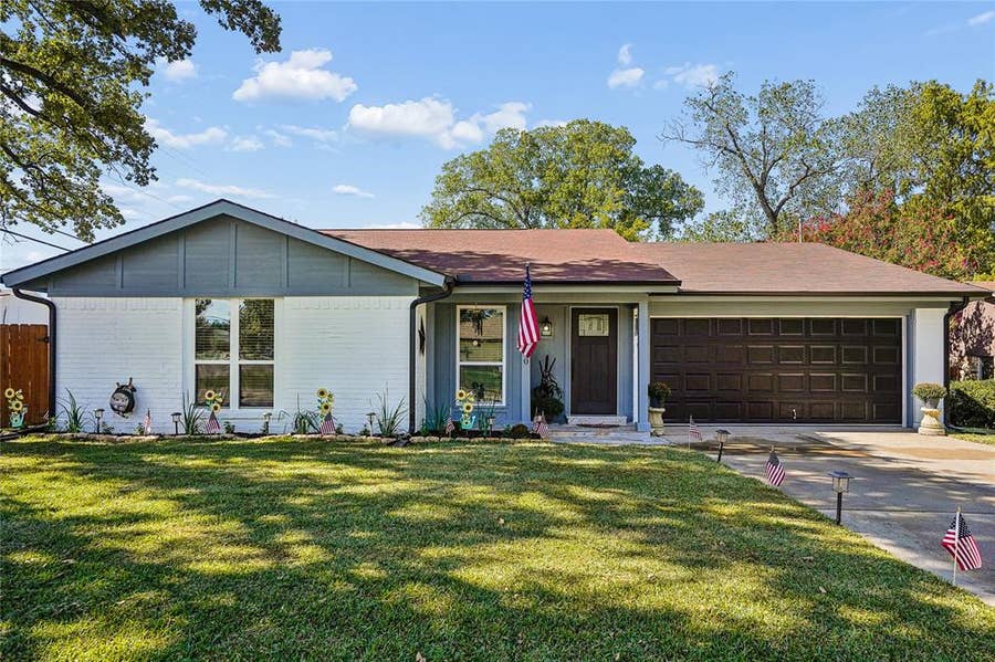 Property photo for 700 Del Mar Lane, Arlington, TX