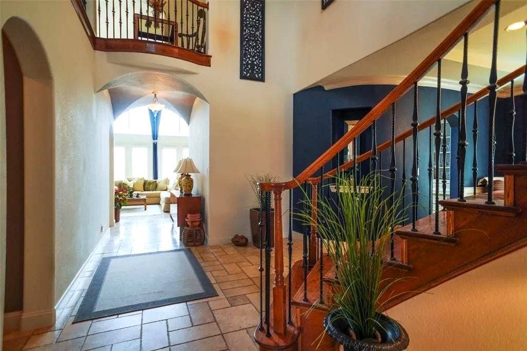 9604 Crown Ridge Drive, Frisco, TX 75035 ENTRANCE LEADING TO GRAND LIVING ROOM!