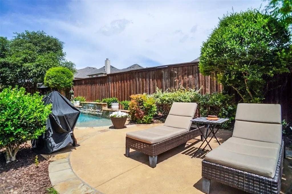 9604 Crown Ridge Drive, Frisco, TX 75035 LAWN CHAIRS ON PATIO!