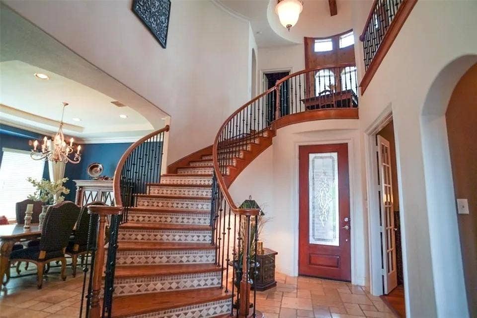9604 Crown Ridge Drive, Frisco, TX 75035 FRONT ENTRANCE & STAIRCASE!