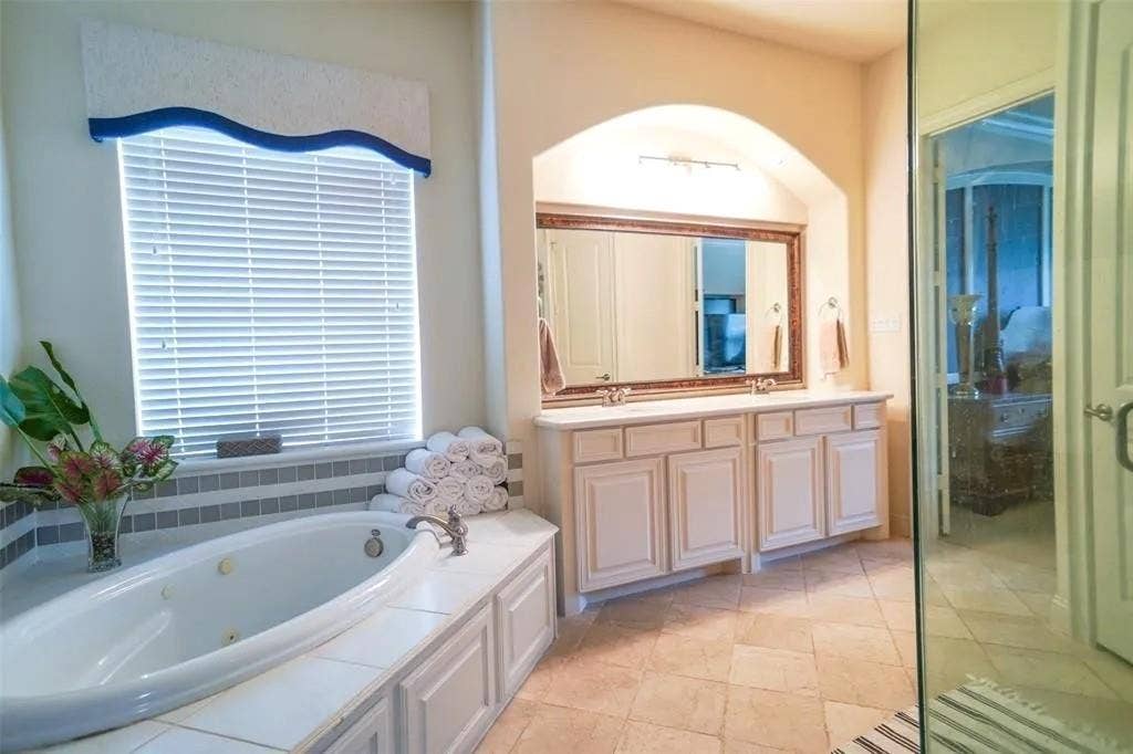 9604 Crown Ridge Drive, Frisco, TX 75035 PRIMARY BATHROOM!