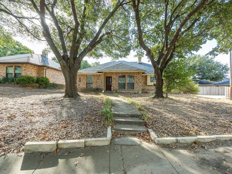 Property photo for 1005 Casa Linda Street, Ennis, TX