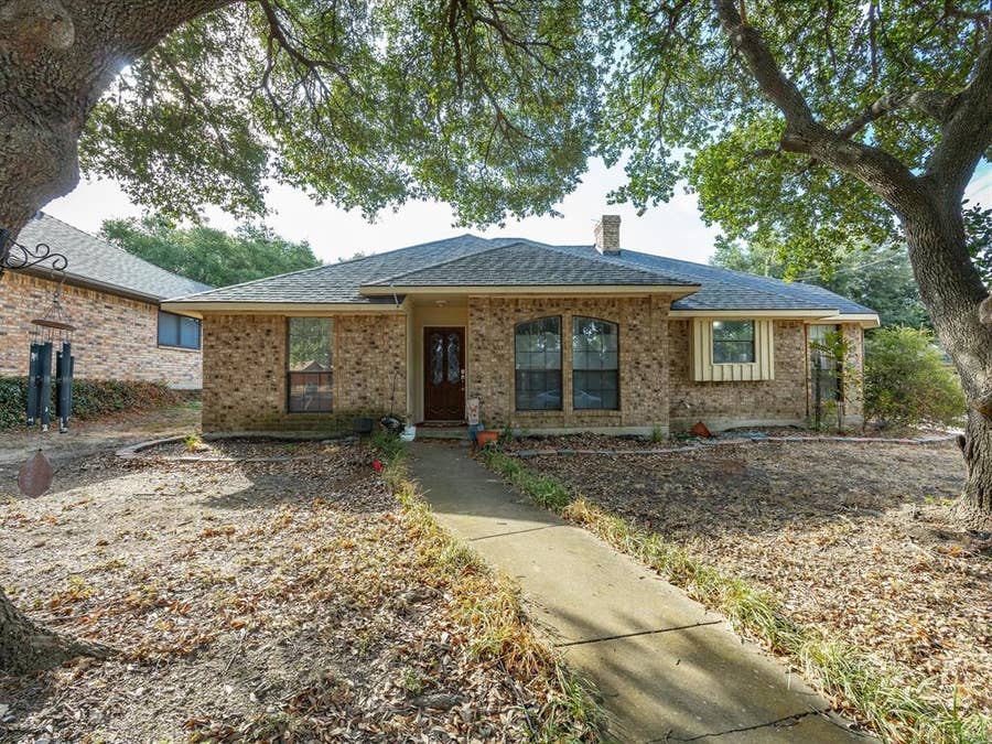 Property photo for 1005 Casa Linda Street, Ennis, TX