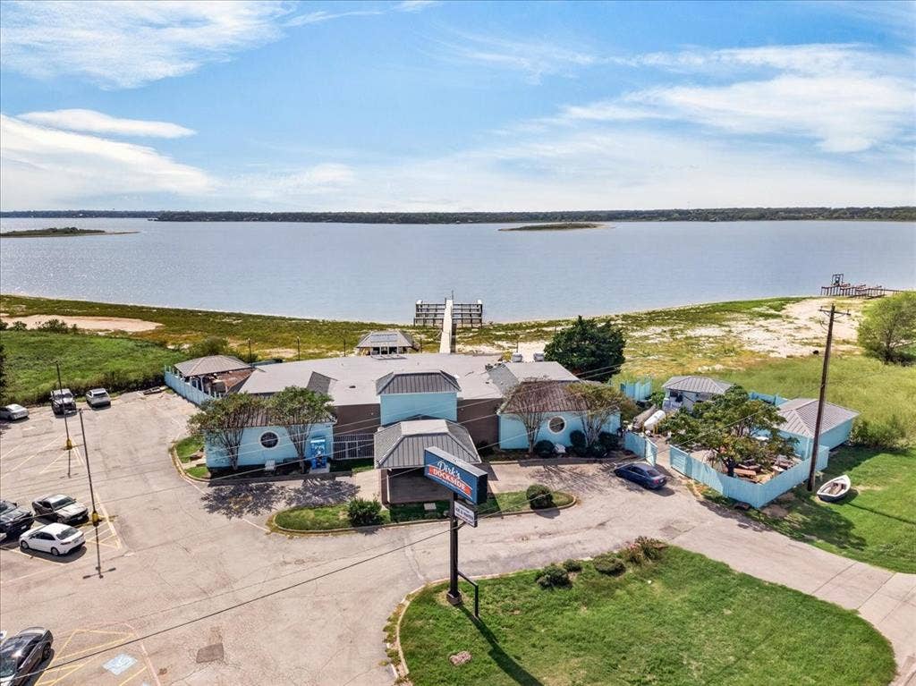 204 Bounding Main Street, Gun Barrel City, TX 75156 Lake and restaurant nearby