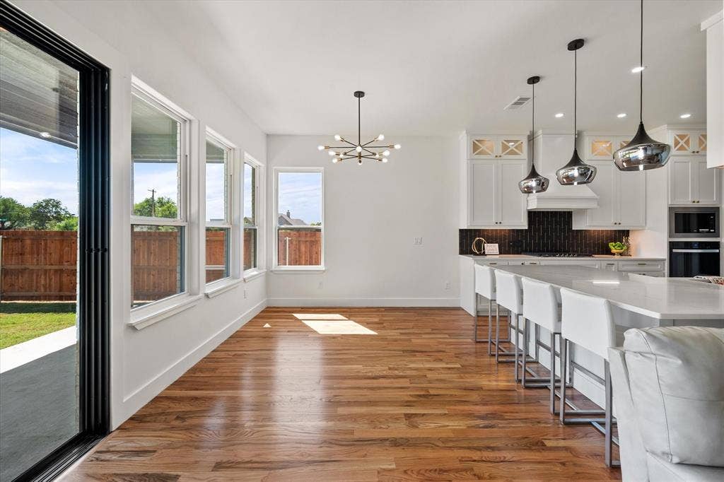 122 Yvonne Street, Red Oak, TX 75154 Eat in kitchen area with tons of daylight with all of the windows and 10' patio sliding door for indoor-outdoor living