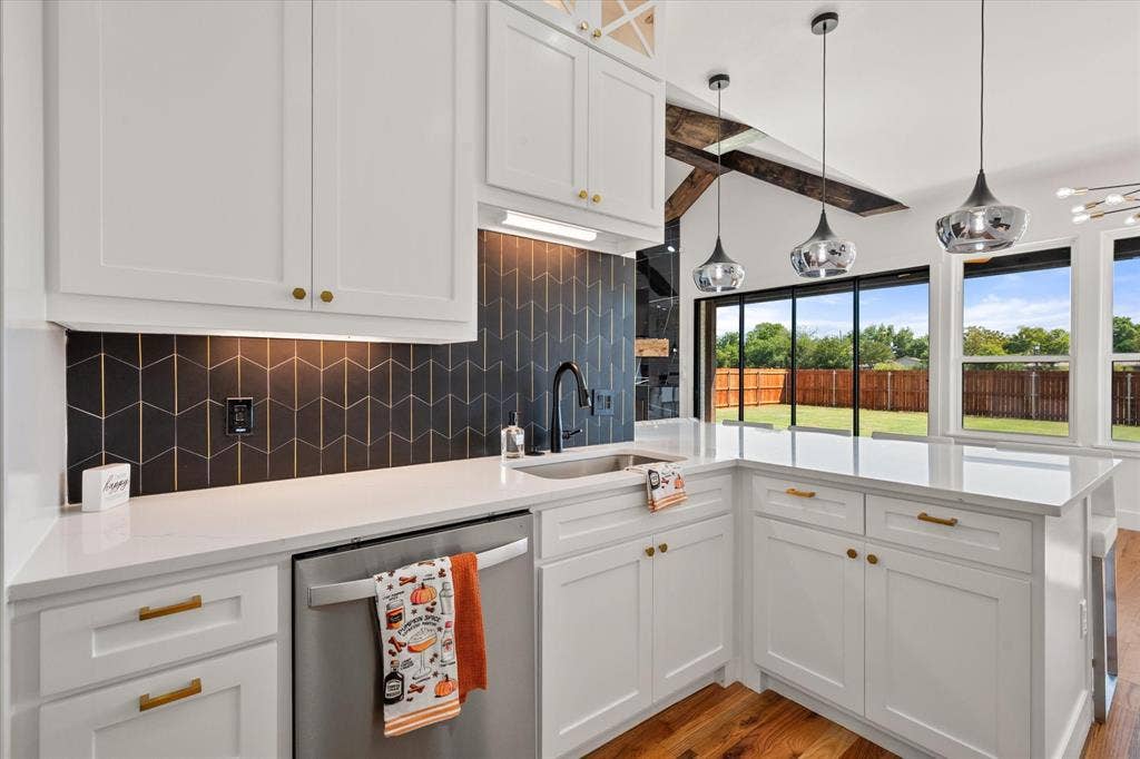 122 Yvonne Street, Red Oak, TX 75154 Quartz counters with 42" cabinets
