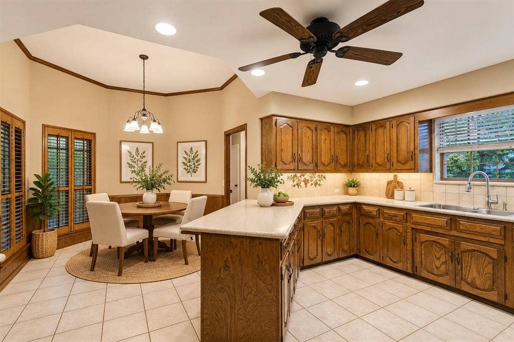 2404 Monmouth Court, Plano, TX 75075 Kitchen and breakfast room - virtual staging