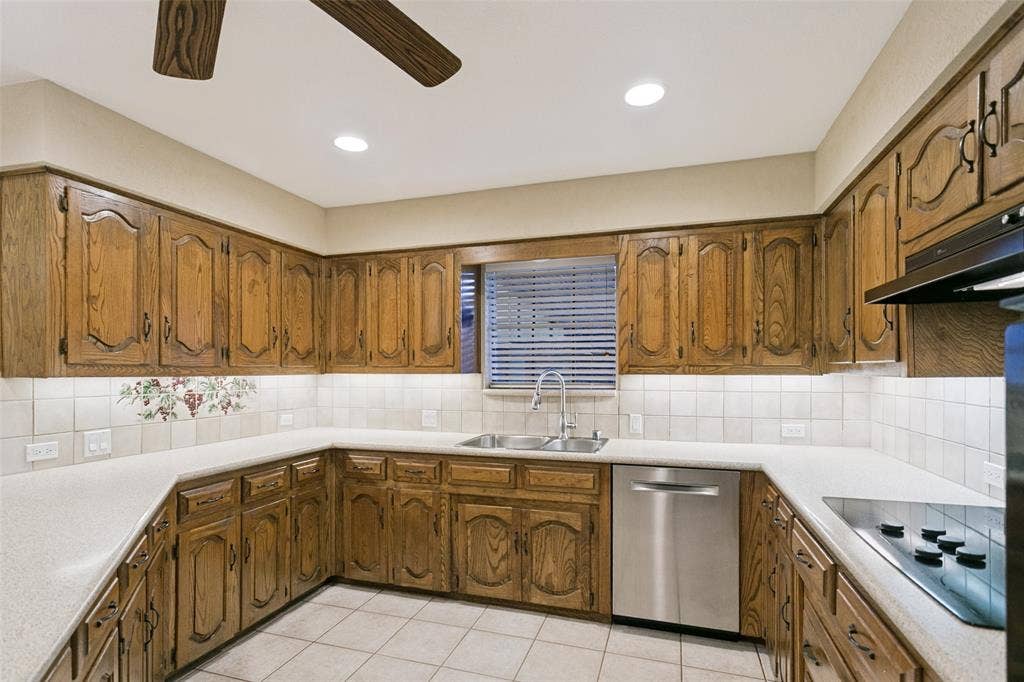 2404 Monmouth Court, Plano, TX 75075 Kitchen without staging