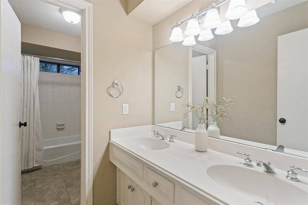 2404 Monmouth Court, Plano, TX 75075 Second full bath without staging