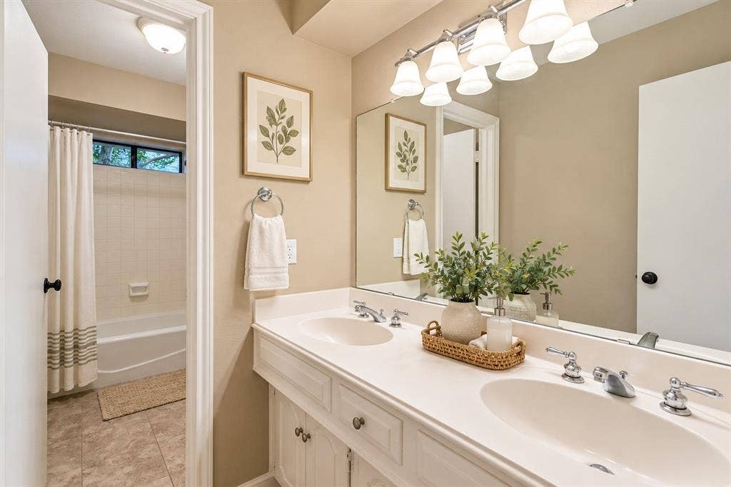 2404 Monmouth Court, Plano, TX 75075 Second full bath w 2 sinks and tub/shower combo-virtual staging