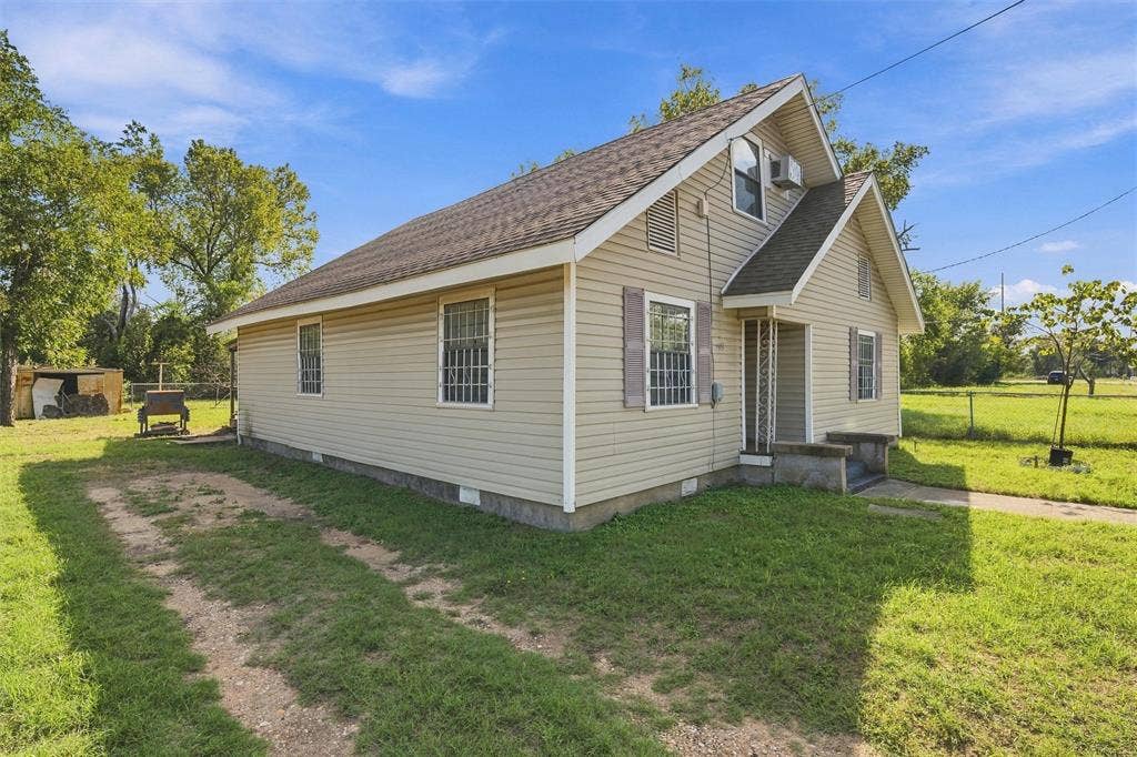 1703 Arra Street, Waco, TX 76704 Vinyl-sided exterior featuring a gable roof, decorative window shutters, and a covered front entry with stone steps