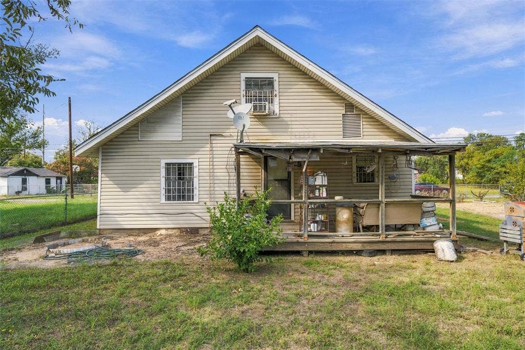 1703 Arra Street, Waco, TX 76704 Exterior facade featuring horizontal siding, a gable roofline, covered porch, and multi-paned windows