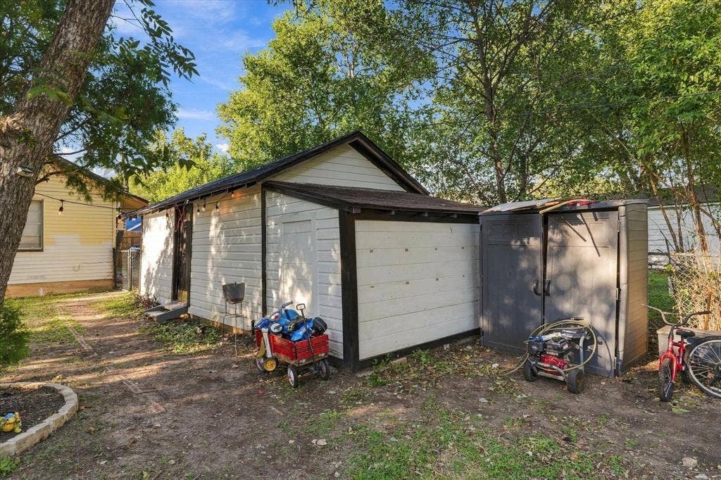 2108 Lyle Avenue, Waco, TX 76708 Detached garage that has been partially converted to guesthouse