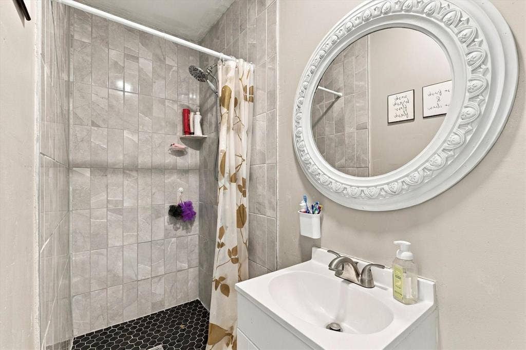 2108 Lyle Avenue, Waco, TX 76708 Unit B bathroom