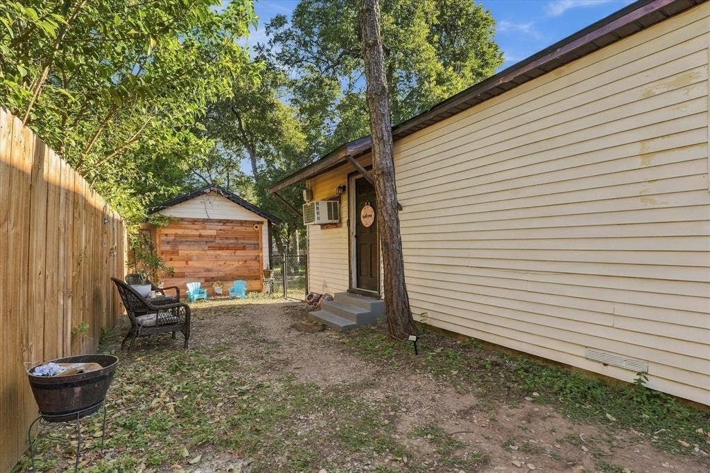 2108 Lyle Avenue, Waco, TX 76708 Courtyard with Unit B entrance