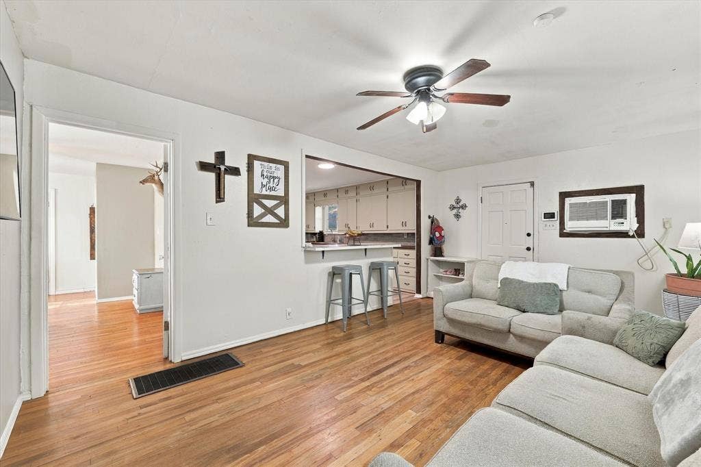 2108 Lyle Avenue, Waco, TX 76708 Unit B living room, with view toward master bedroom