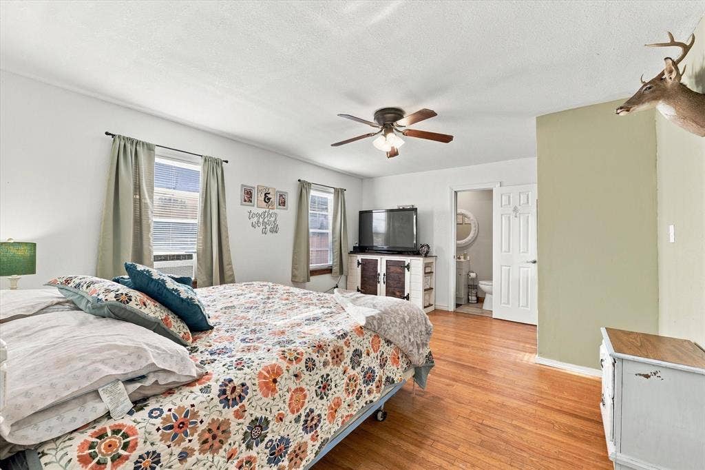 2108 Lyle Avenue, Waco, TX 76708 Unit B master bedroom