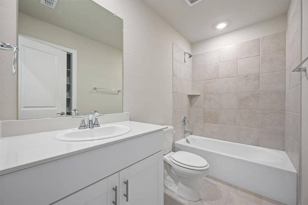 1628 Gardendale Hollow Lane, Anna, TX 75409 Photo is not of the actual home, but is an inspirational photo of builder’s model home and may depict options, furnishings, and/or decorator features that are not included.
