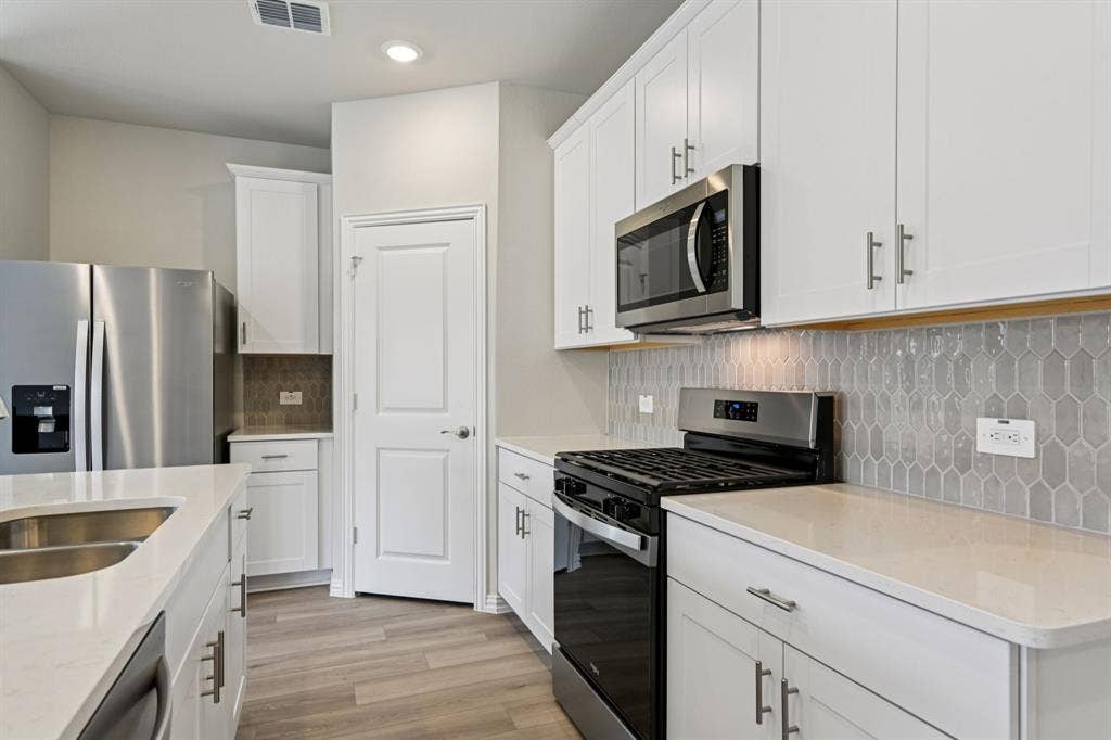 4120 Benbrook Drive, Farmersville, TX 75442 Photo is not of the actual home, but is an inspirational photo of builder’s model home and may depict options, furnishings, and/or decorator features that are not included.