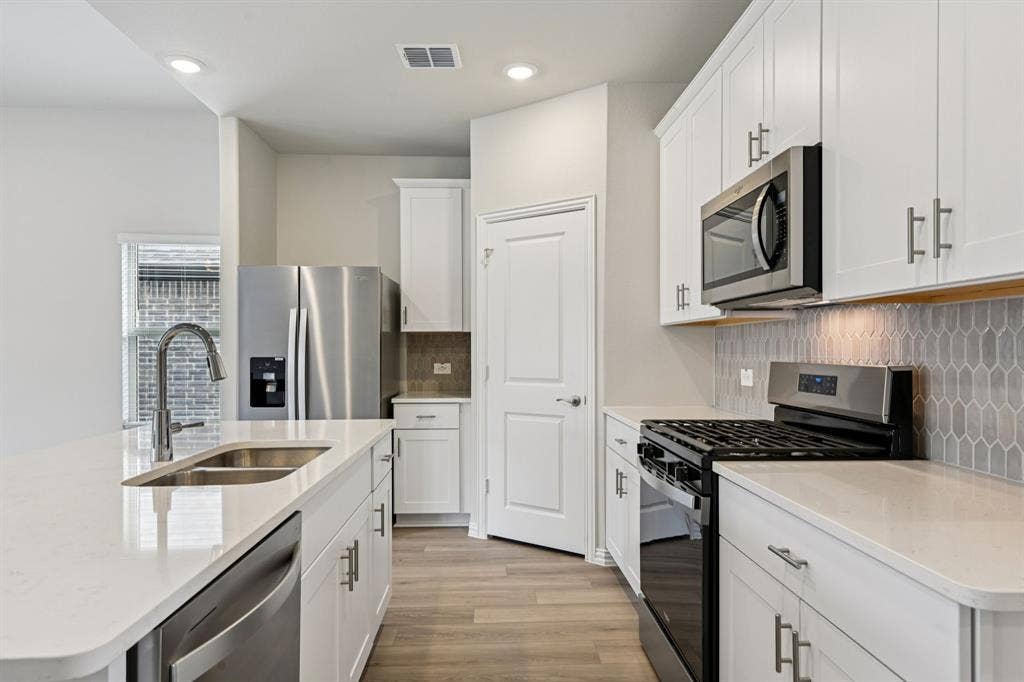 4120 Benbrook Drive, Farmersville, TX 75442 Photo is not of the actual home, but is an inspirational photo of builder’s model home and may depict options, furnishings, and/or decorator features that are not included.