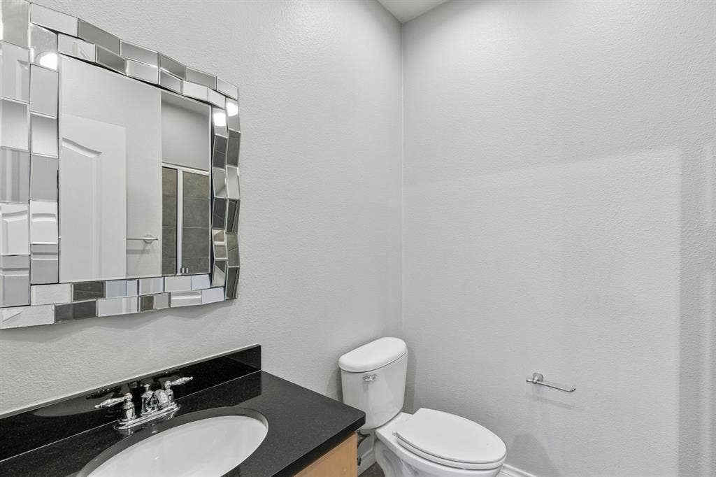 15730 Seabolt Place, Addison, TX 75001 En suite bathroom for first floor bedroom
