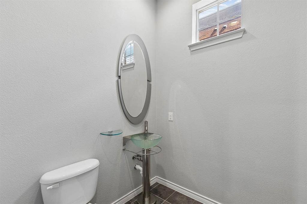 15730 Seabolt Place, Addison, TX 75001 Half bath on second floor