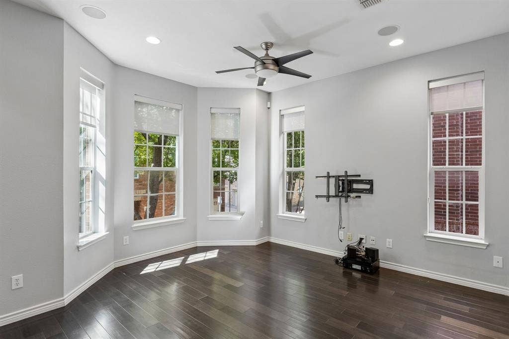 15730 Seabolt Place, Addison, TX 75001 Living room with lots of natural light