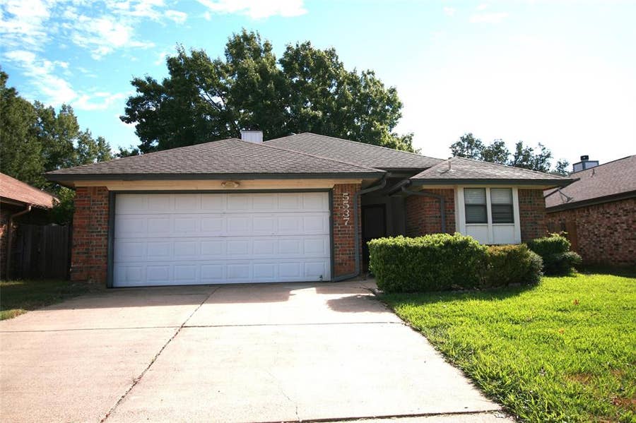 Property photo for 5537 Silver Maple Drive, Arlington, TX
