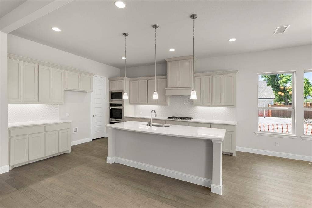 9_10. 3907 Lochwood - Kitchen (2).jpg
