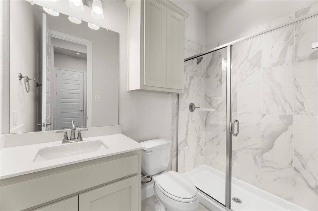 5_06. 3907 Lochwood - 2ND Bath.jpg