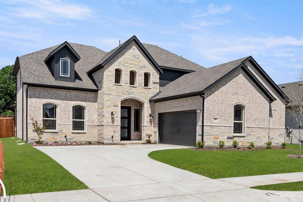 0_01. 3907 Lochwood - Front (2).jpg