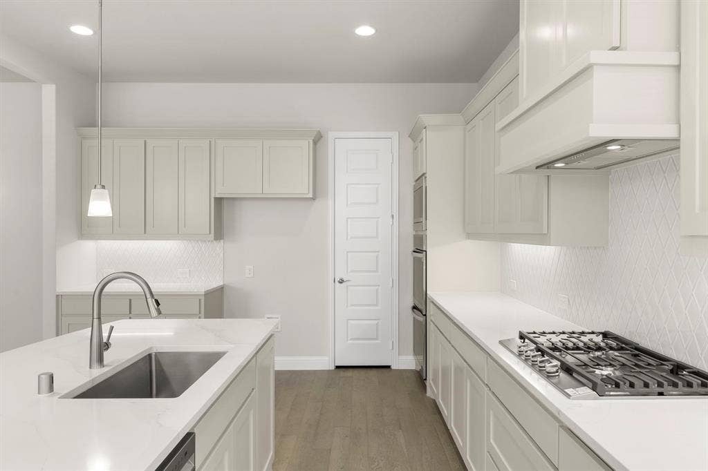 10_11. 3907 Lochwood - Kitchen (3).jpg