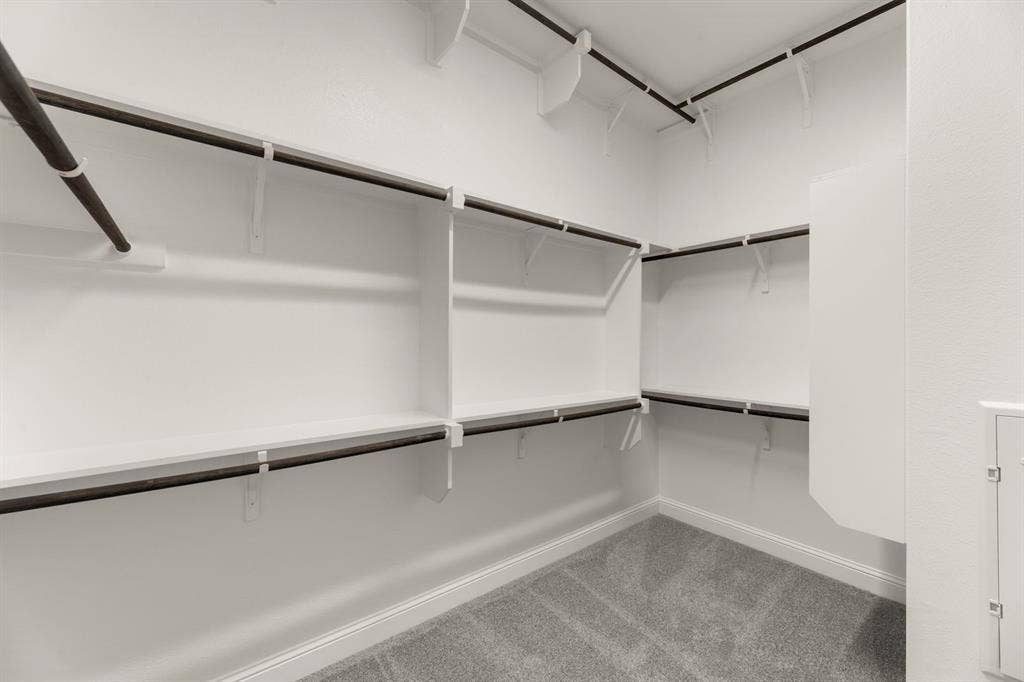 19_20. 3907 Lochwood - Closet.jpg