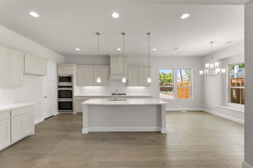 8_09. 3907 Lochwood - Kitchen.jpg
