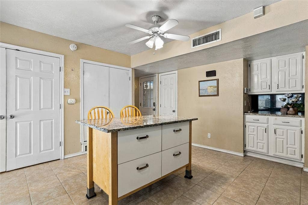 1901 Dodge Trail, Grand Prairie, TX 75052 1901 Dodge Trail, Grand Prairie, TX 75052