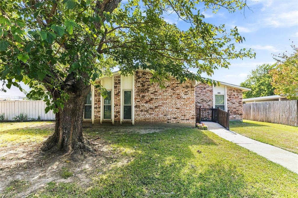 1901 Dodge Trail, Grand Prairie, TX 75052 1901 Dodge Trail, Grand Prairie, TX 75052